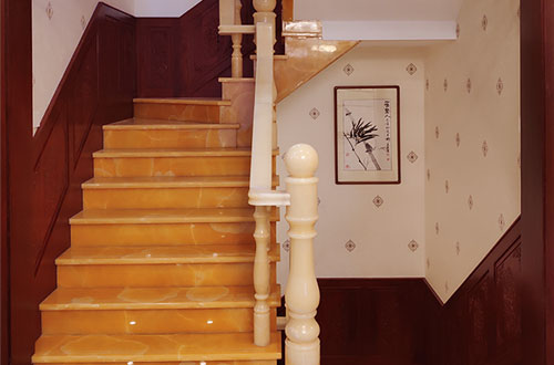 五河中式别墅室内汉白玉石楼梯的定制安装装饰效果