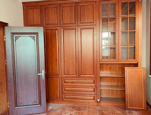 五河中式家庭装修里定制的实木衣柜效果图